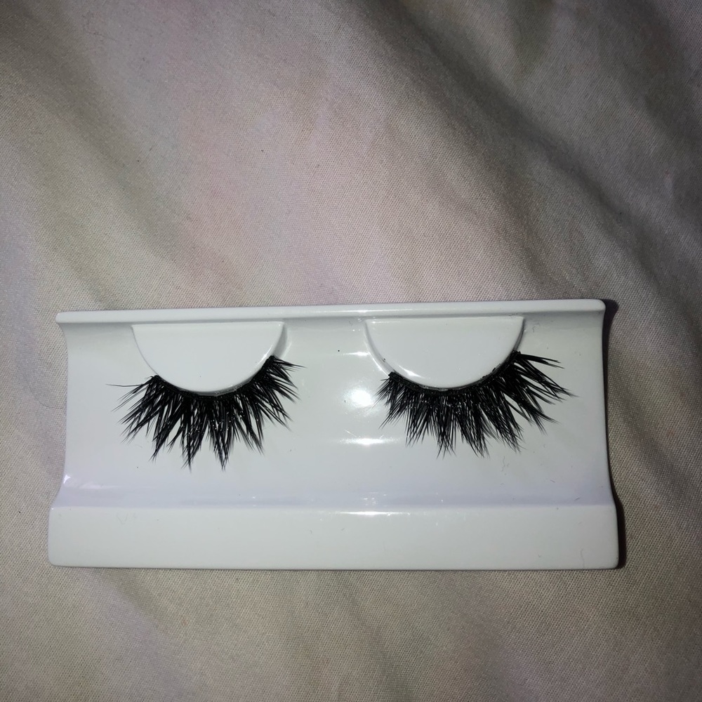 Lashes - Picture 2 of 6